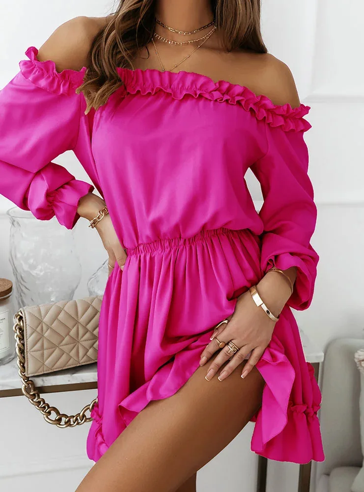 Korte elegante damesjurk met ruches, perfect als zomerse feestjurk of stijlvolle casual outfit.