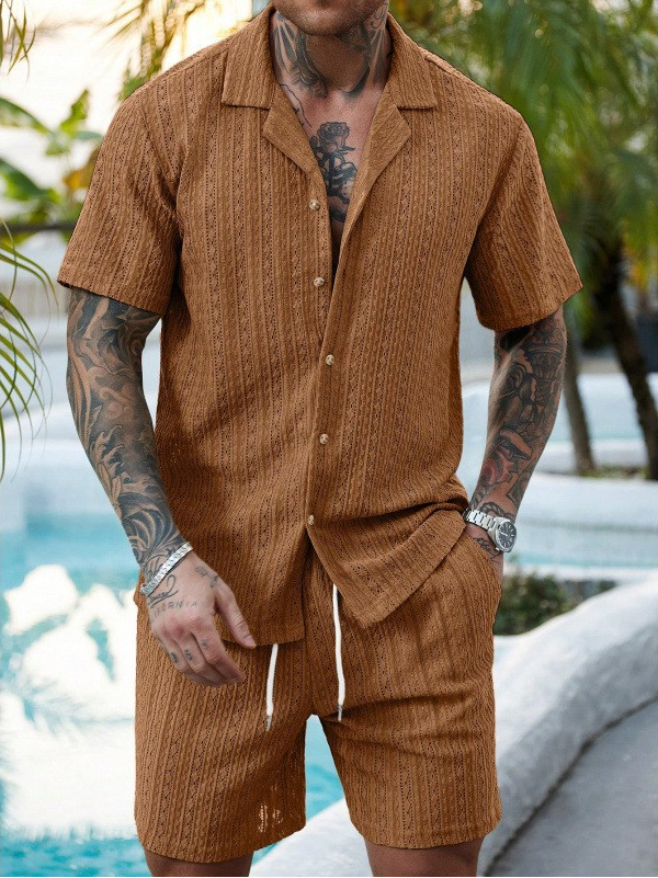 Tweedelig heren casual set: trendy shorts & luchtig V-hals shirt voor de perfecte zomerlook.