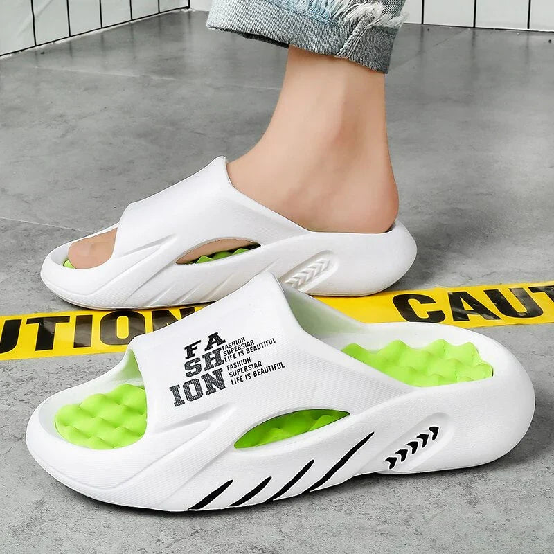Antislip zool van moderne Quentin herenslippers, veilig en stabiel op natte oppervlakken.