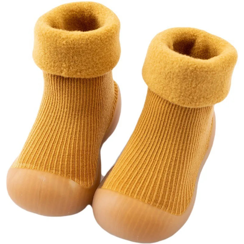 Zachte en ademende antislip sokschoenen, comfortabel voor de gevoelige babyhuid.