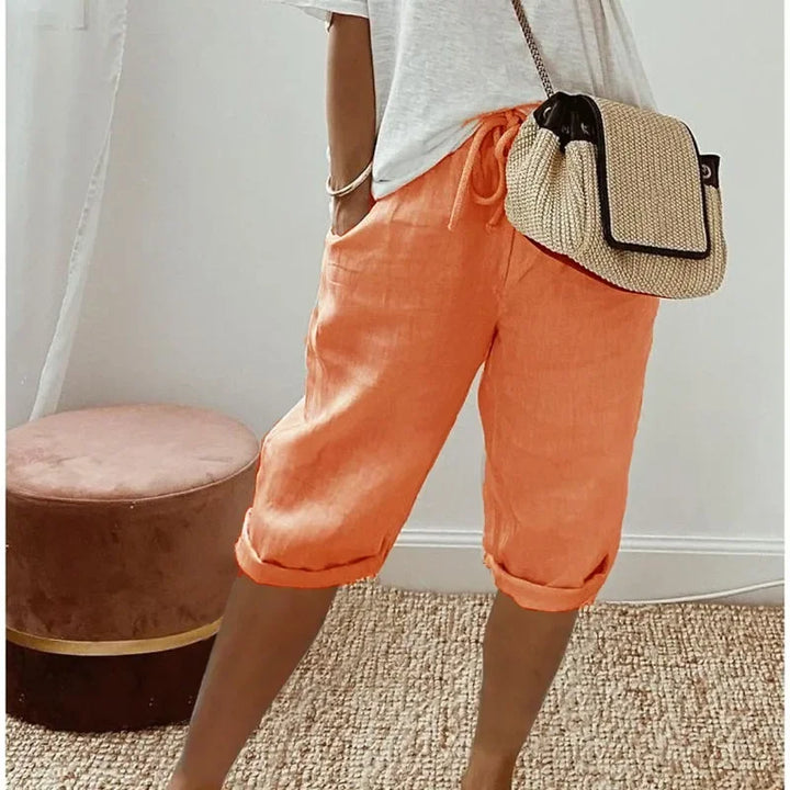 Stijlvolle damesbroek, kort model, perfect voor casual zomer outfits en vakantie.