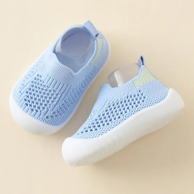 Antislip peutersneakers, HappyFeet Comfy lichtgewicht design voor veilig spelen. Beschikbaar in grijs/blauw.