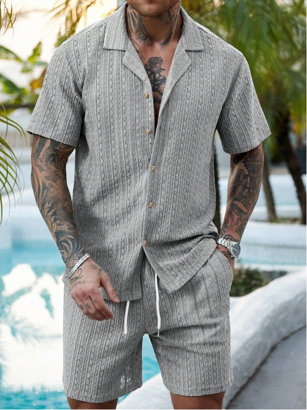 Zomers heren set met V-hals shirt: casual shorts en shirt, ideaal voor ontspanning en strand.