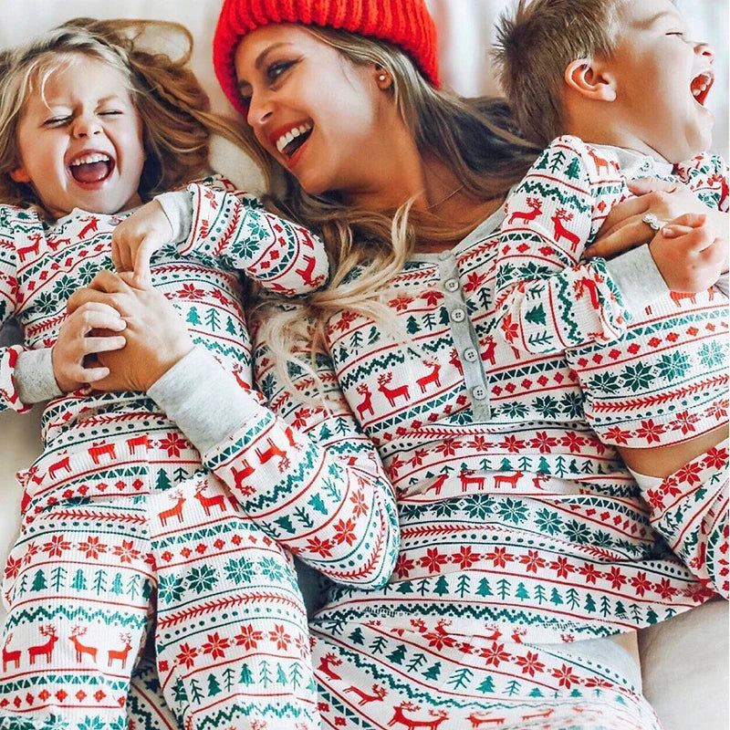 Matching gezins kerstpyjama set van zacht katoen; comfortabele nachtkleding voor de hele familie tijdens de feestdagen.