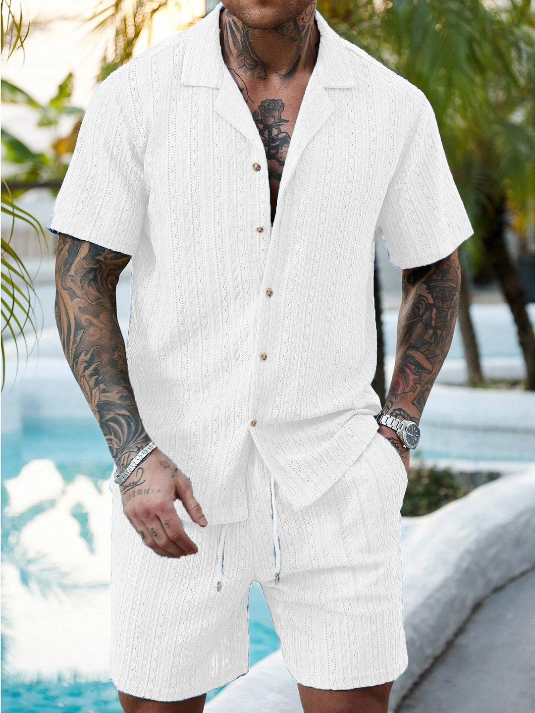 Comfortabel casual heren set: korte broek en V-hals shirt, perfect voor warme zomerse dagen.