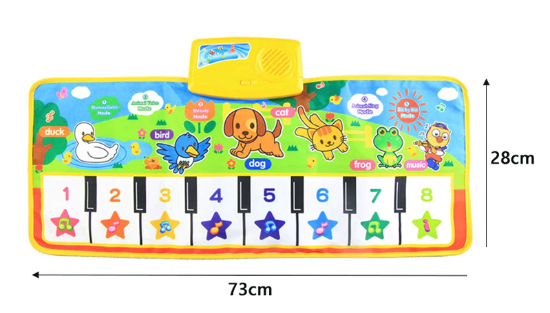 Blije peuter speelt op educatieve muziekmat; leert kleuren, geluiden en ontwikkelt motoriek op interactieve wijze.