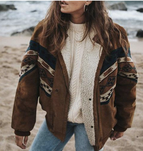 Stijlvolle bruine dames boho-winterjas Elara, warm en comfortabel voor modebewuste vrouwen.