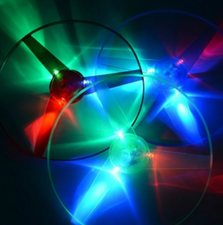 Interactieve vliegende UFO schijf met LED licht; stimuleert beweging en vermaak voor jongens & meisjes.