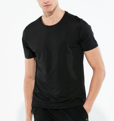 Heren anti-vlek T-shirt; waterdruppels glijden moeiteloos af. Ideaal voor een vlekvrije dag.