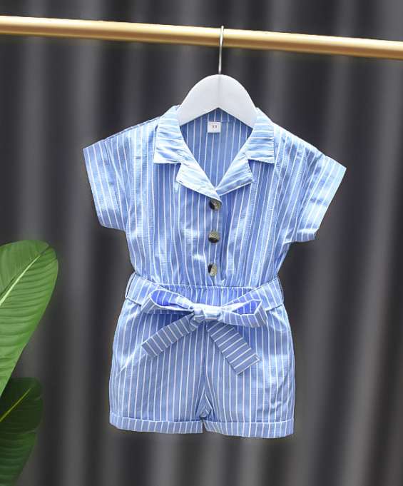 Zomerse meisjes jumpsuit, schattige peuter outfit voor dagelijkse avonturen en ontspanning.