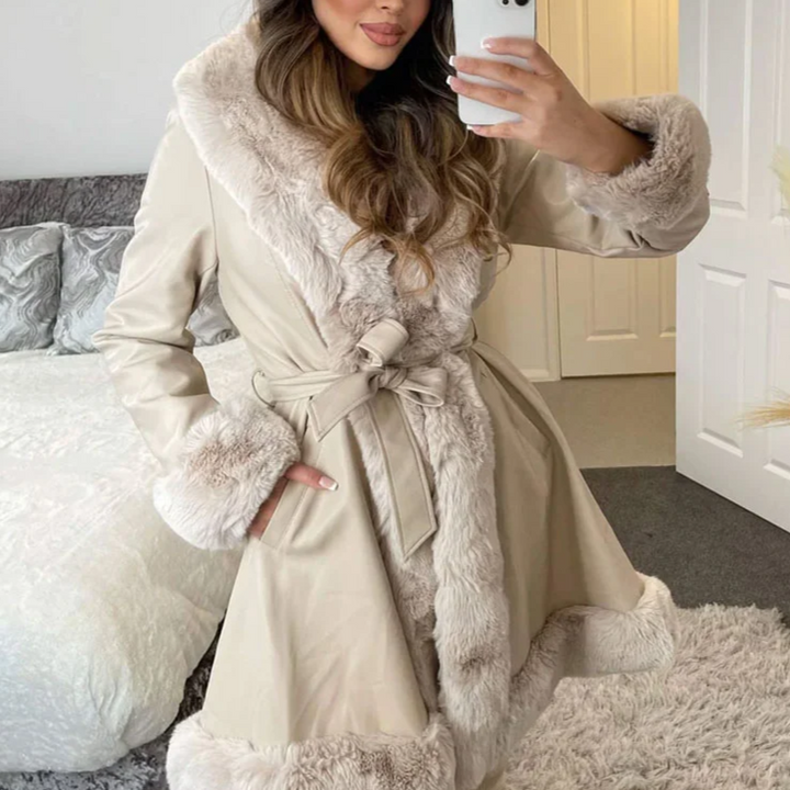 Elegante en comfortabele dames winterjas, warm gevoerd en stijlvol voor koude dagen. Perfecte wintermode.