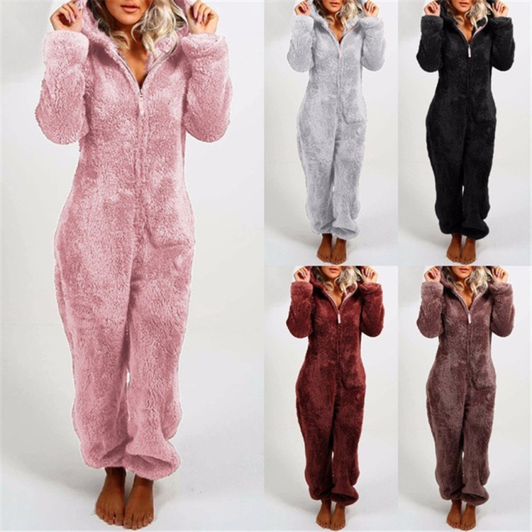 Zachte roze dames winter jumpsuit, gevoerd voor ultiem comfort en warmte thuis.