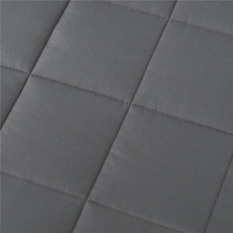 Opgevouwen GardenFeel BlueBliss verzwaarde deken, klaar voor gebruik in huis voor comfortabele, diepe slaap en ontspanning.