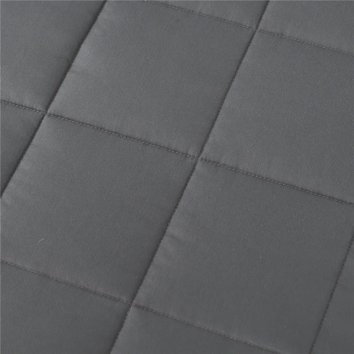 Opgevouwen GardenFeel BlueBliss verzwaarde deken, klaar voor gebruik in huis voor comfortabele, diepe slaap en ontspanning.