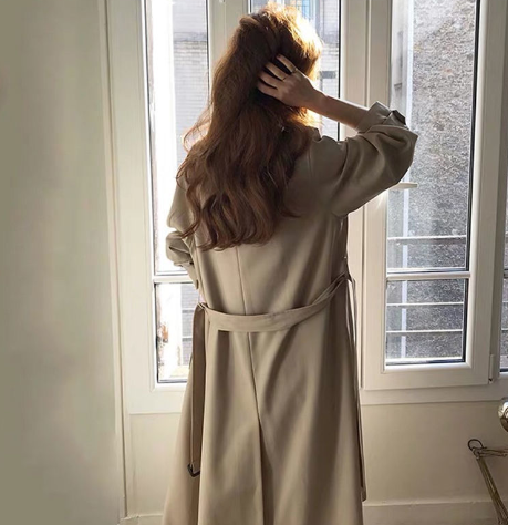 Geplooide dames trenchcoat, stijlvolle en tijdloze bovenkleding in kaki of zwart.