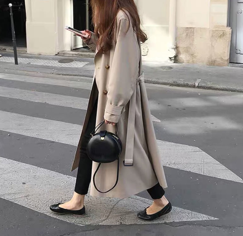 Elegante dames trenchcoat met verfijnde plooidetails, een tijdloze jas voor herfst en lente.