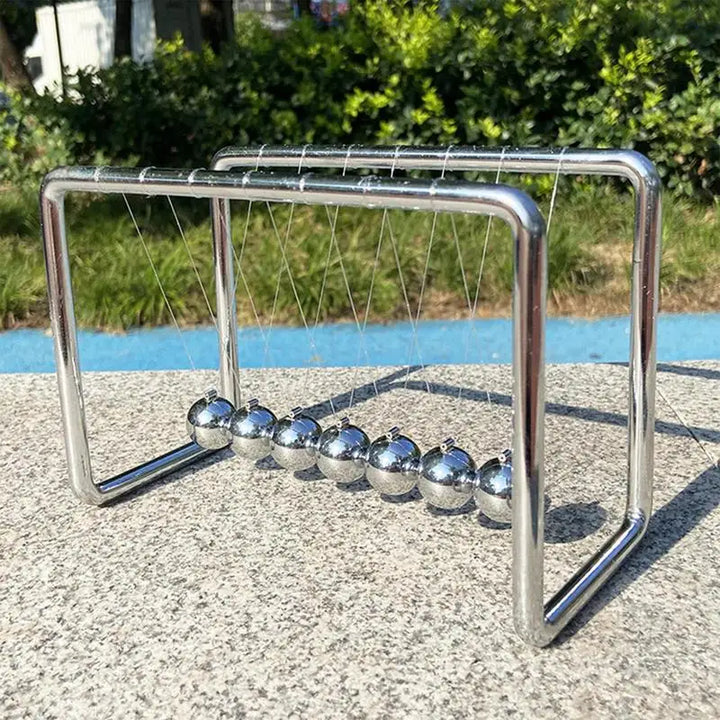 Dynamische Newton's Cradle balans ballen demonstreren de wetten van de fysica, perfecte decoratie voor thuis of kantoor.