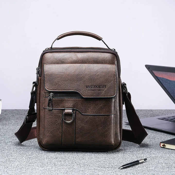 Stijlvolle zwarte leren crossbody tas, perfect dames accessoire; praktisch en elegant.