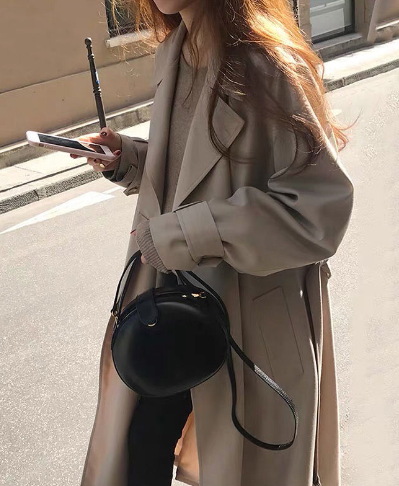 Modieuze dames trenchcoat SakmasCoat met plooien, ideale elegante bovenkleding voor de lente.