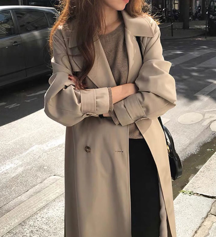 Zwarte dames trenchcoat, tijdloze jas met elegante plooidetails voor stijlvolle damesmode.