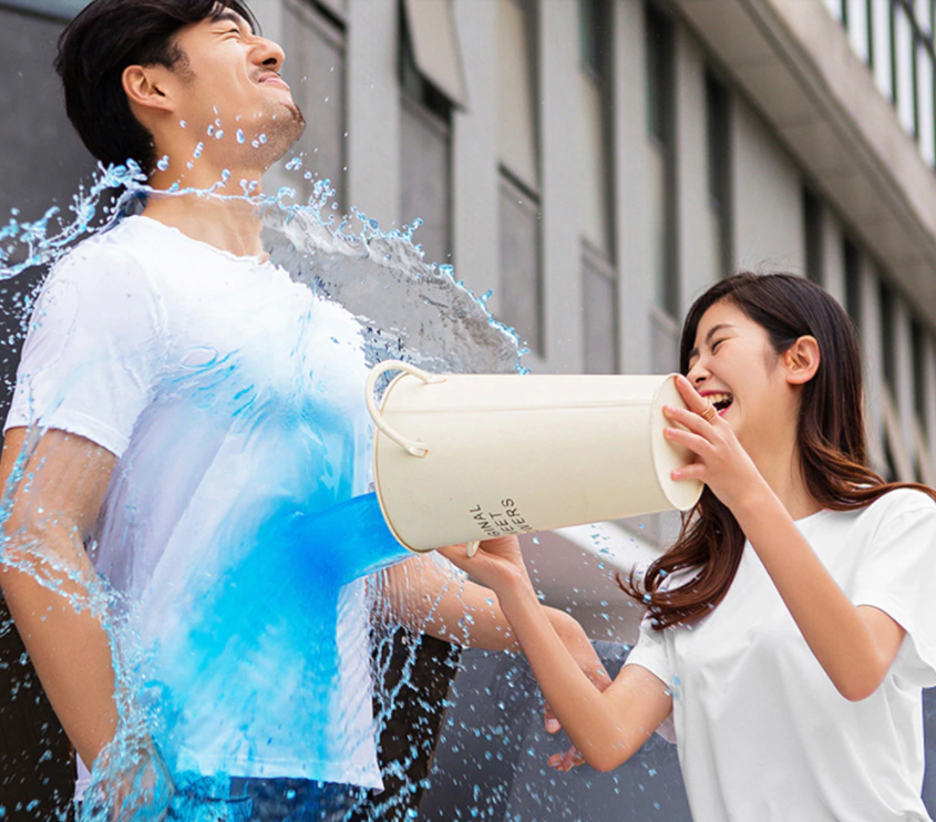 Detail van waterafstotend heren T-shirt in grijs, toont parelende waterdruppels op de stof.