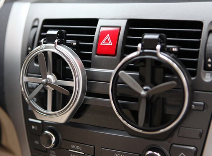 Compacte opvouwbare drinkhouder auto, universeel te monteren, ideaal voor een opgeruimd auto-interieur.
