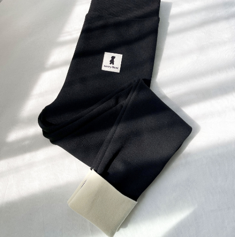 Zwarte en grijze dames winterlegging, fleece gevoerd voor extra warmte en comfort op koude dagen.