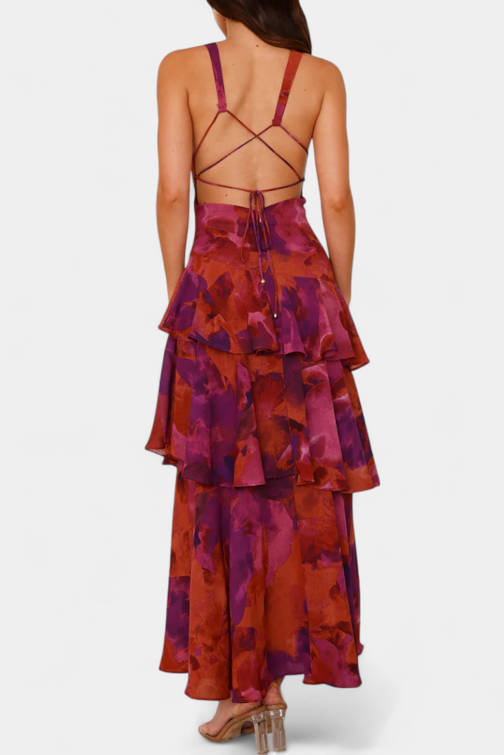 Elegante dames feestjurk met v-hals, vloeiende stof en levendige kleuren, ideaal voor zomeravonden.