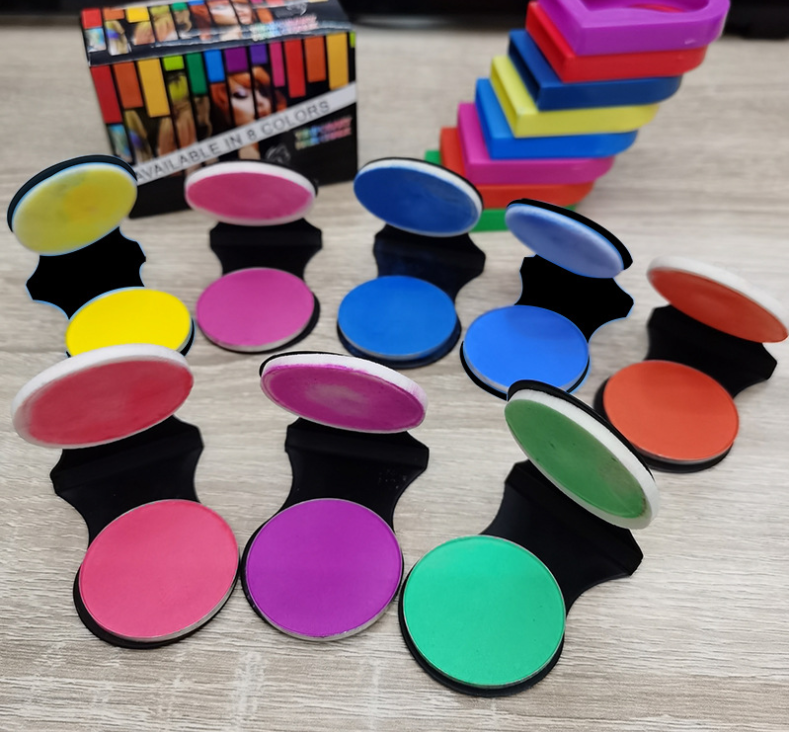 Meisje met felgekleurd haar door tijdelijk haarkrijtpoeder; perfect voor speelse haarkleuring en feestkapsels.