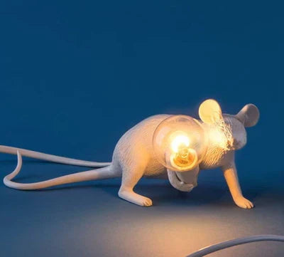 Decoratieve goud-witte muizenlamp, LED tafellamp. Speels, uniek design van hars voor modern interieur en sfeerverlichting.