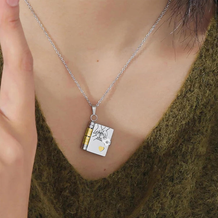 Gepersonaliseerde boek ketting met gegraveerde initialen, stijlvol en persoonlijk sieraad.
