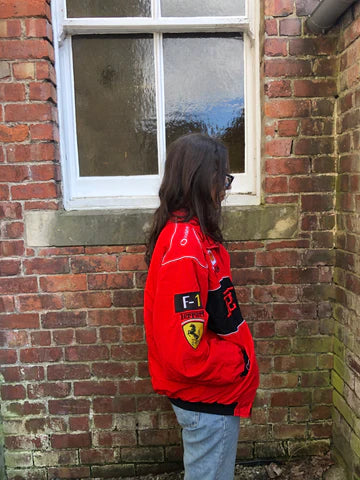 Rood, wit, zwart unisex racejack. Retro design en sportieve uitstraling, geschikt als lentejas.