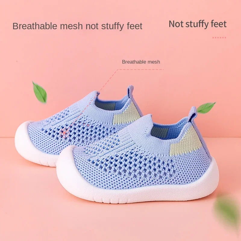 Ademende peutersneakers met antislipzool, ideaal voor spelen. Lichtgewicht HappyFeet Comfy babyschoenen.