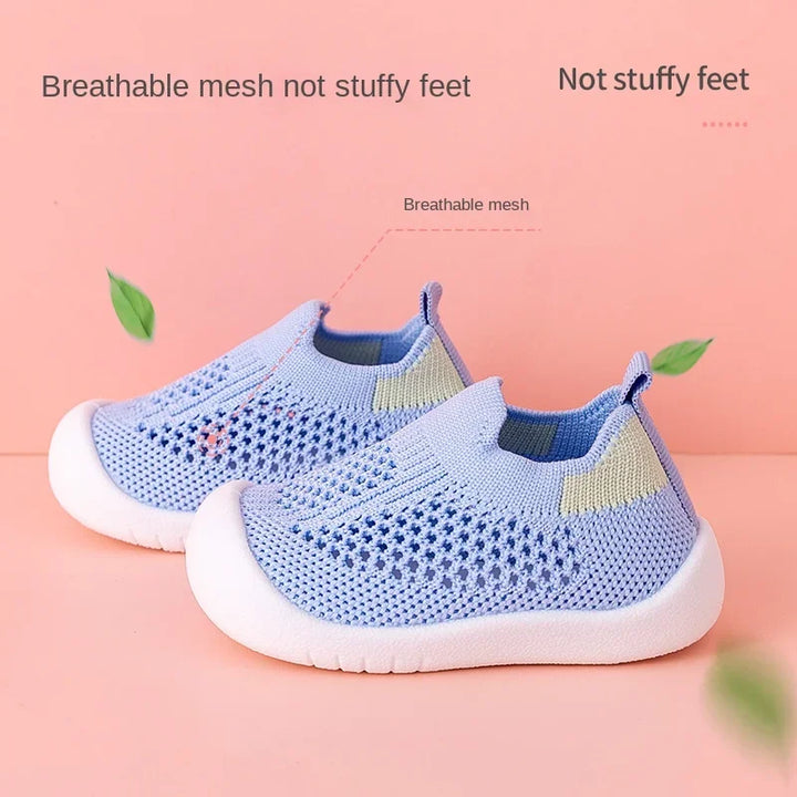 Ademende peutersneakers met antislipzool, ideaal voor spelen. Lichtgewicht HappyFeet Comfy babyschoenen.