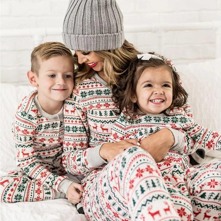 Detail van comfortabele kerstpyjama set, gemaakt van zacht katoen, ideaal voor een warme winterse gezinslook.