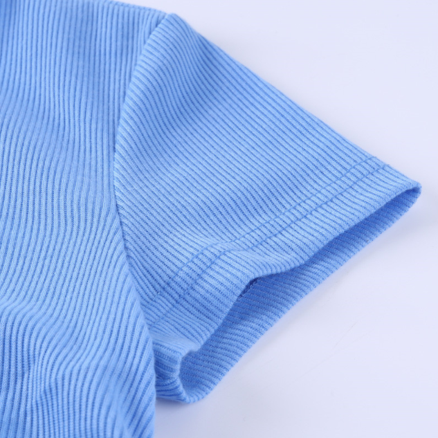 Zomerse damesjurk met levendige kleuren, straalt elegantie en vrolijkheid uit. Perfect voor feesten.