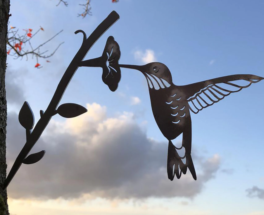 Elegant metalen vogelpaar als tuinbeeld. Perfecte tuindecoratie en buitenleven accessoire.