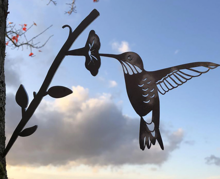 Elegant metalen vogelpaar als tuinbeeld. Perfecte tuindecoratie en buitenleven accessoire.