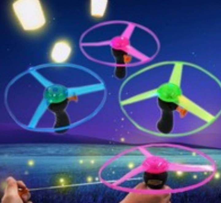 UFO speelgoed voor familieplezier; deze interactieve vliegende schijf met licht is ideaal voor jongens & meisjes.