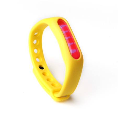 Kind speelt veilig buiten met deze waterdichte muggenwerende armband. Effectieve bescherming tegen insecten.