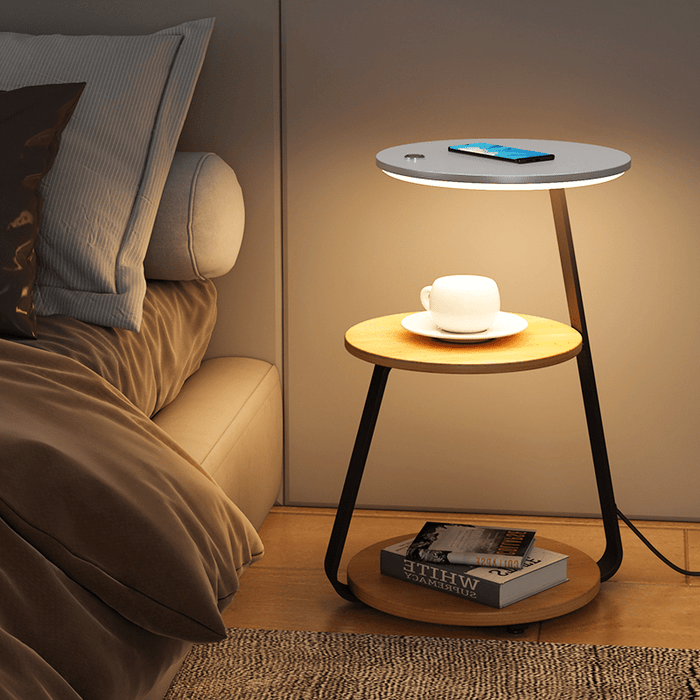 Luxe bijzettafel met sfeerverlichting voor een moderne woonkamer, tevens handige draadloze oplader.