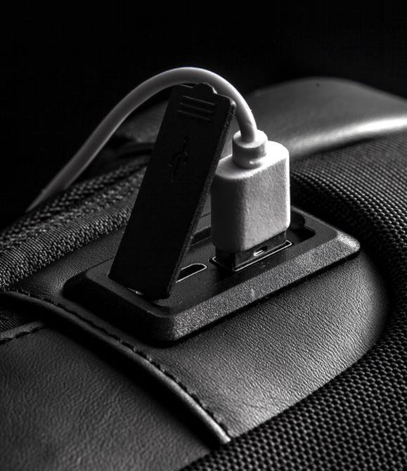Praktische unisex oplaadtas met ingebouwde USB-oplaadpoort voor smartphone en tablet, waterdicht design.