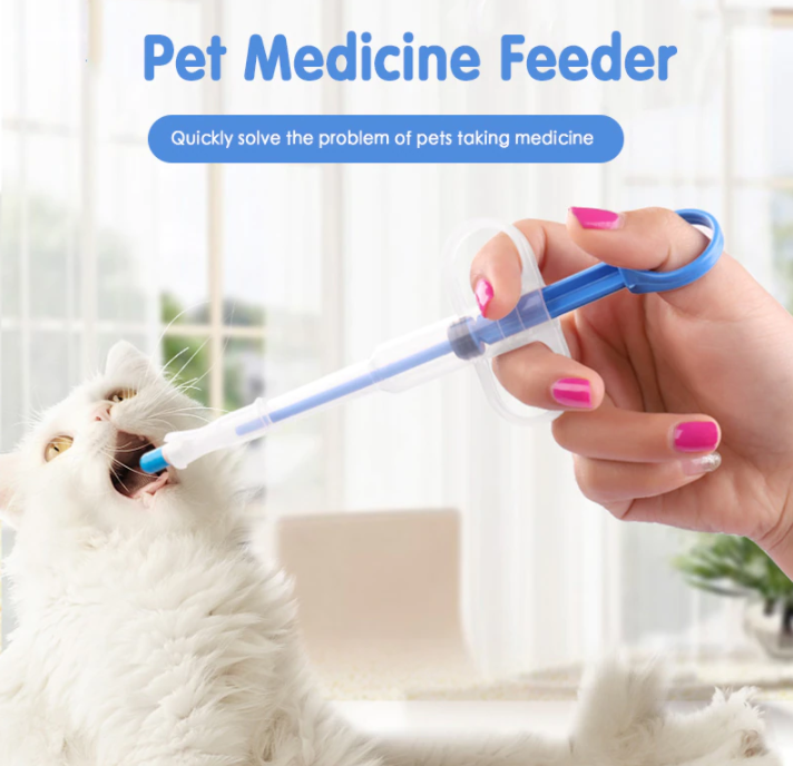 Dierenbenodigdheid: Huisdier medicatie dispenser in gebruik, maakt pillen toedienen stressvrij voor katten en honden.