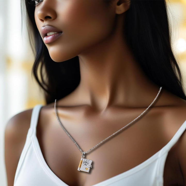 Gouden boekje ketting, een tijdloos gepersonaliseerd geschenk voor haar.