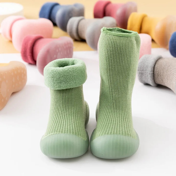 Flexibele peuter sokschoenen, voor optimaal speelcomfort en bewegingsvrijheid van kindervoetjes.