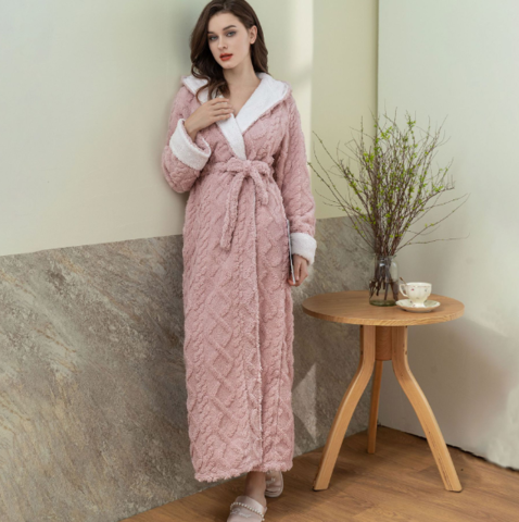 Comfortabele grijze dames badjas van ultrazachte stof, ideaal als warme kamerjas voor relaxmomenten.