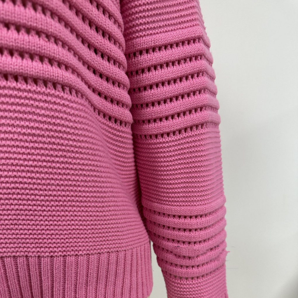 Close-up van de zachte textuur van de dames comfort trui. Warme acryl vezels voor herfst/winter.