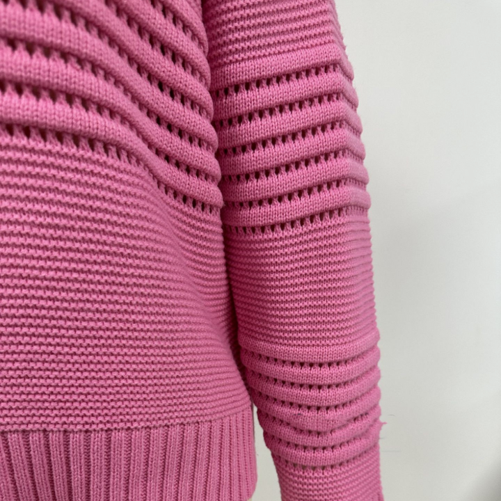 Close-up van de zachte textuur van de dames comfort trui. Warme acryl vezels voor herfst/winter.