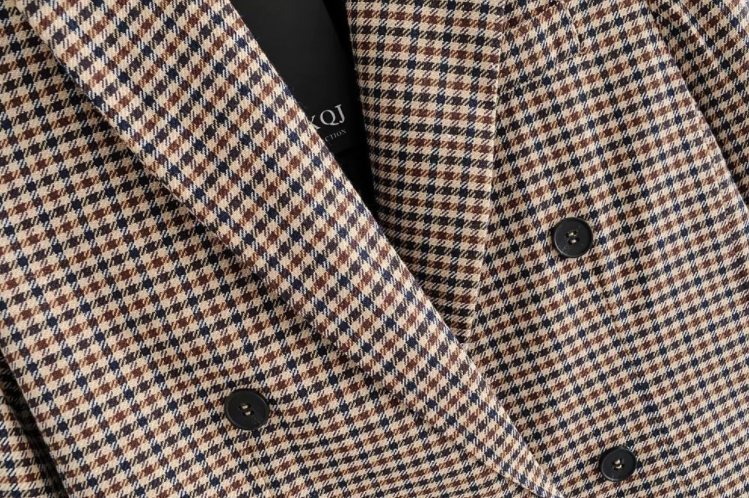 Moderne dames blazer, stijlvol en trendy voor zakelijke omgevingen. Comfortabel jasje verkrijgbaar in grijs & roze.