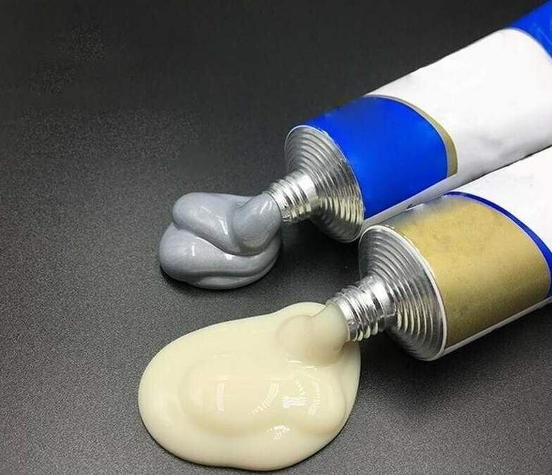 Doe-het-zelf metaalreparatieset met sterke lijm voor effectief herstel van metalen voorwerpen, eenvoudig in gebruik.